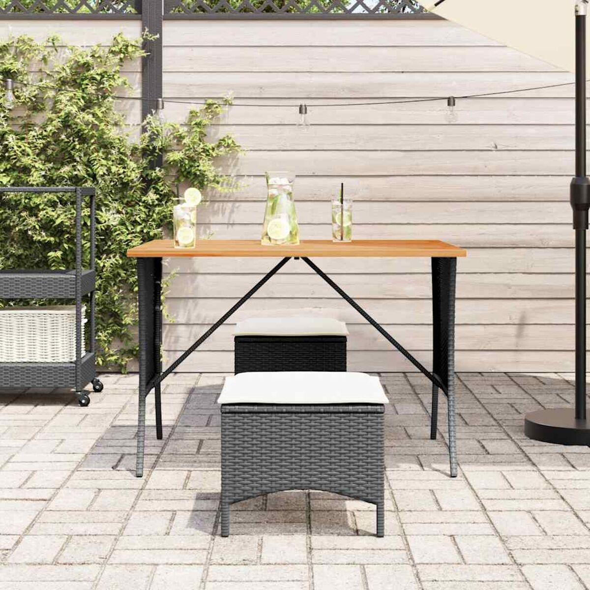 Un tavolo in vimini con piano in legno e base in vimini nero è isolato su bianco.