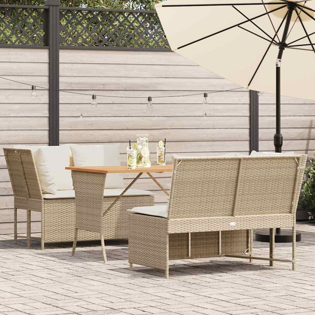 Outdoor-Terrassensitzgruppe mit Tisch und Sonnenschirm. Enthält Sitzbänke, Stühle und einen Tisch.