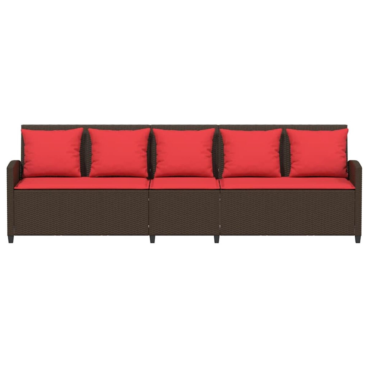 Braunes Korbssofa mit roten Kissen, von oben gesehen. Vier Kissen liegen auf dem Sofa.