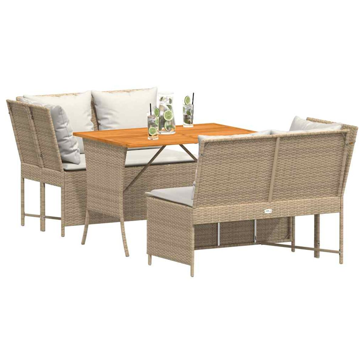 Geflochtenes Gartenmöbel-Set. Ein Tisch, zwei Stühle und eine Bank mit weißen Kissen.