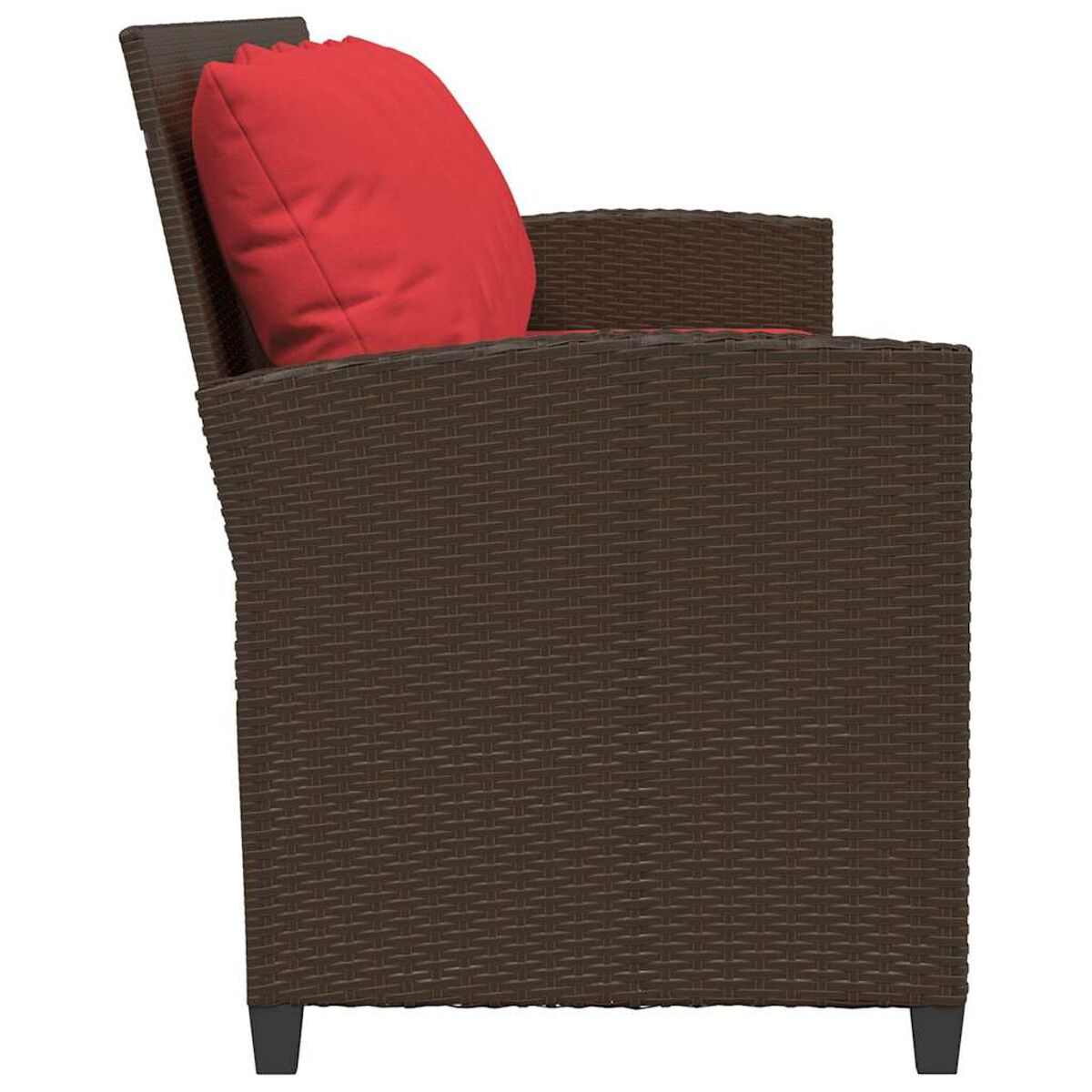 Seitenansicht eines braunen, gewebten Outdoor-Stuhls mit rotem Kissen und schwarzen Beinen.