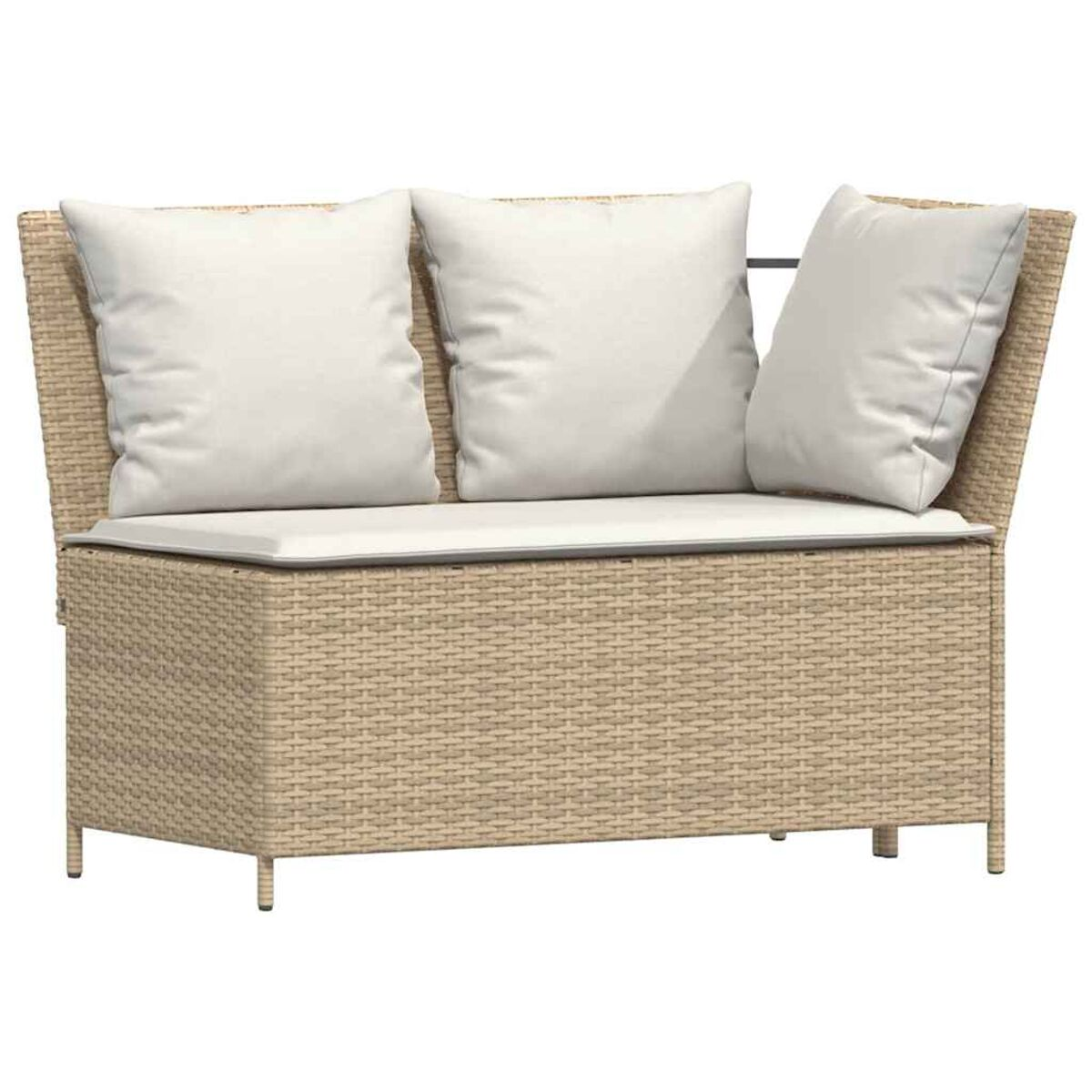 Ein Outdoor-Sofa aus Korbgeflecht mit zwei weißen Kissen. Beige Farbe und neutraler Hintergrund.