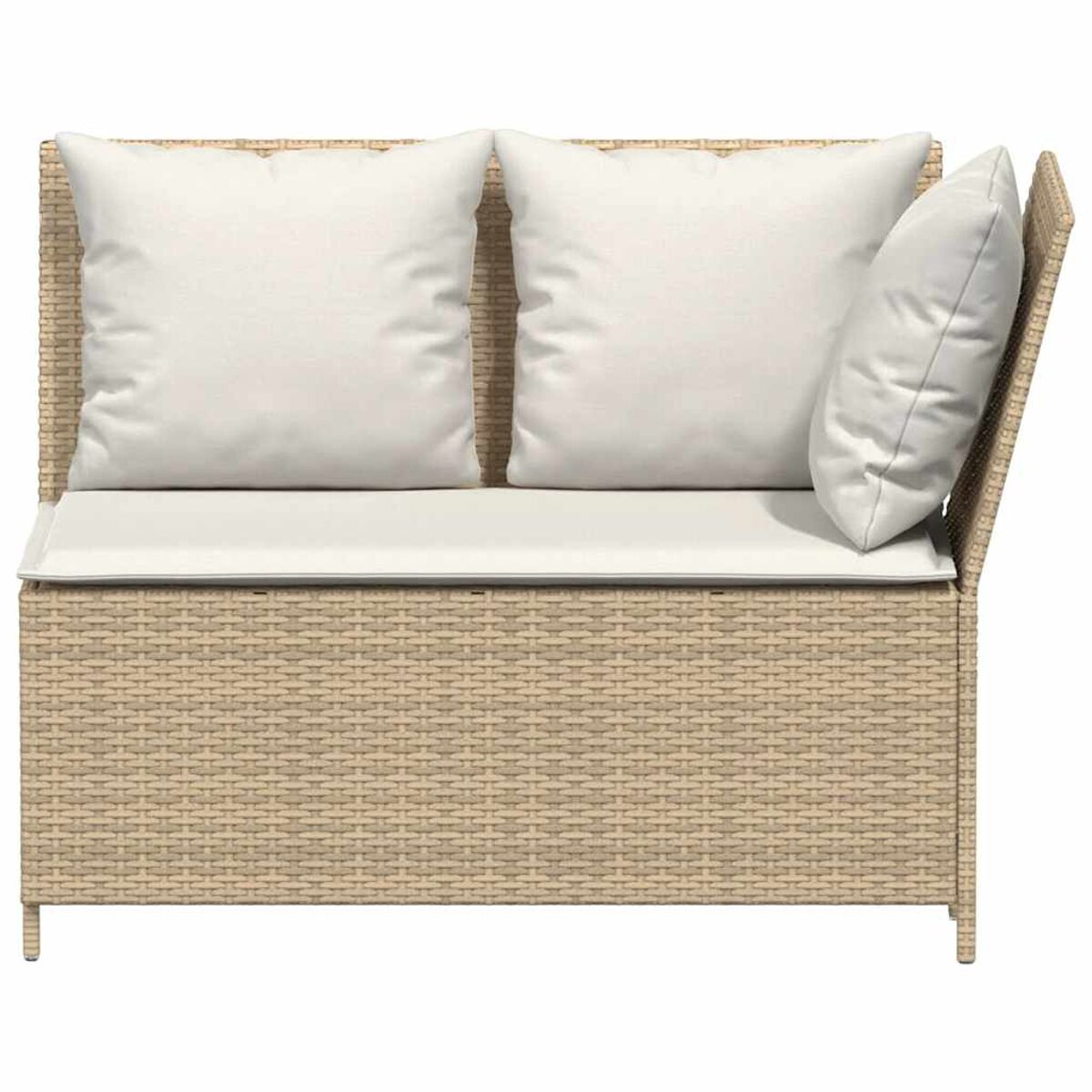 Beiges Korbsessel-Sofa mit weißen Kissen.