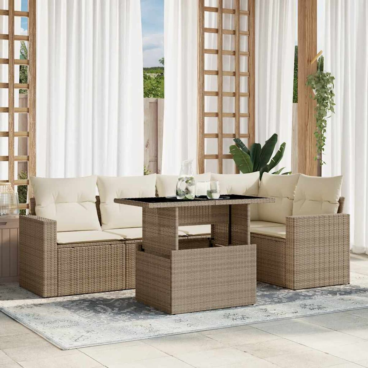 Terrassenmöbel-Set mit Tisch, Bank und Stühlen. Beiges Weidengeflecht mit weißen Kissen.