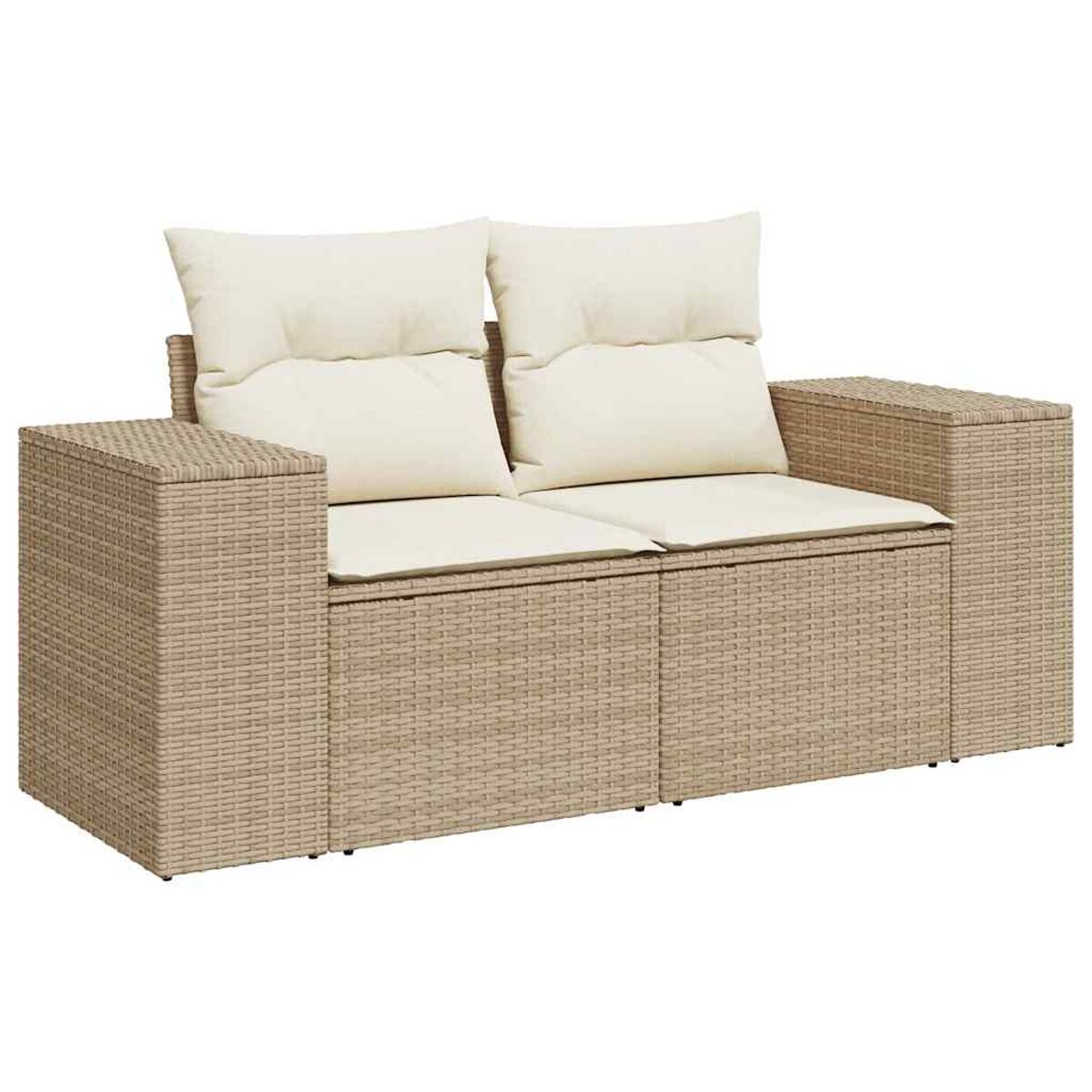 Divano a due posti in vimini beige con cuscini color crema. Ha tavolini su entrambi i lati.