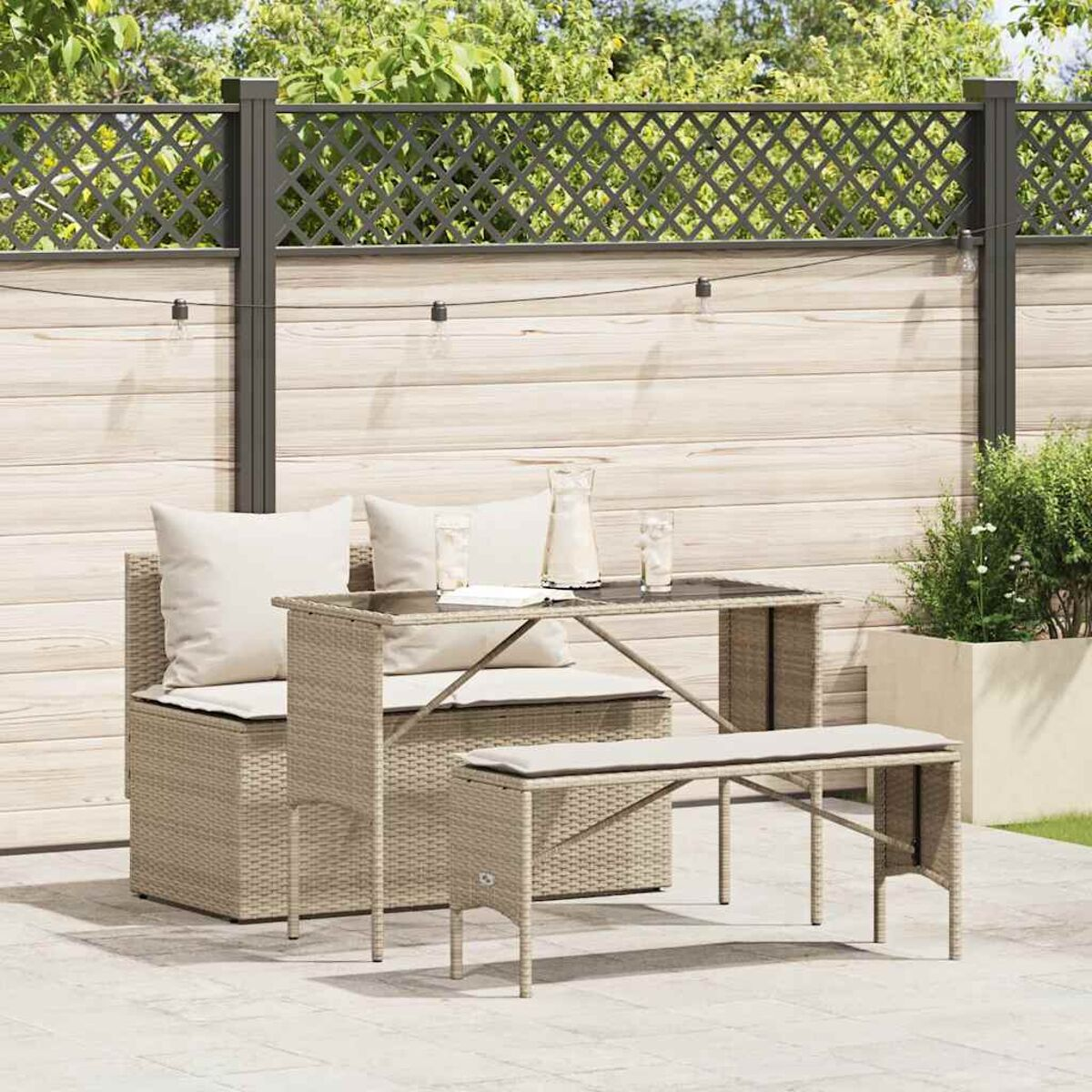 Terrassenmöbel-Set mit Bank, Tisch und Stühlen. Schwarzes Weidengeflecht mit weißen Kissen.