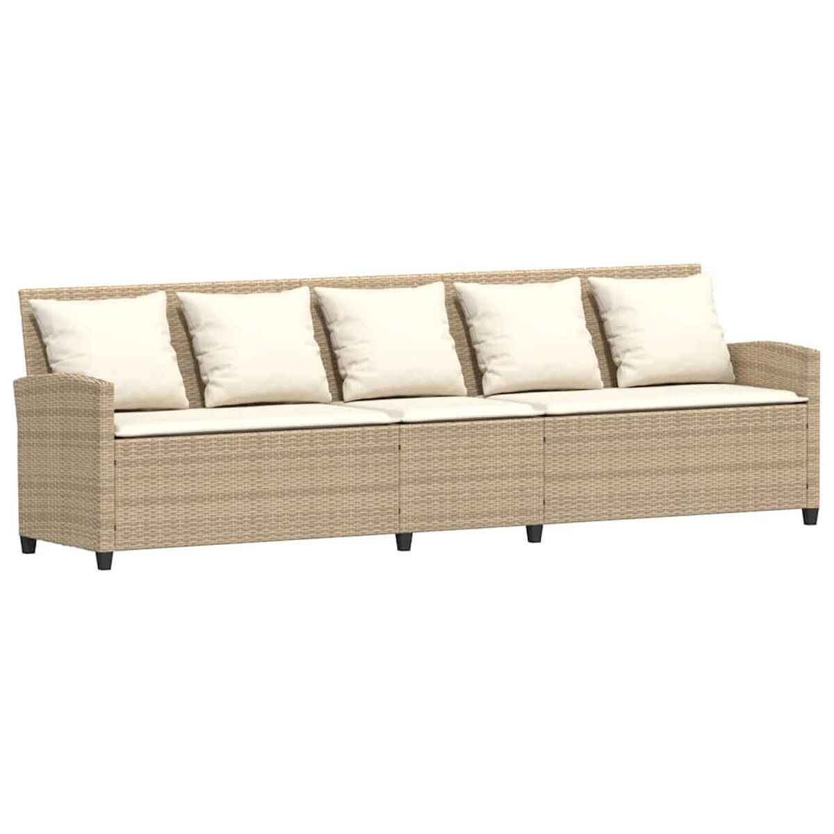 Divano in vimini beige con quattro cuscini bianchi. Sfondo bianco.