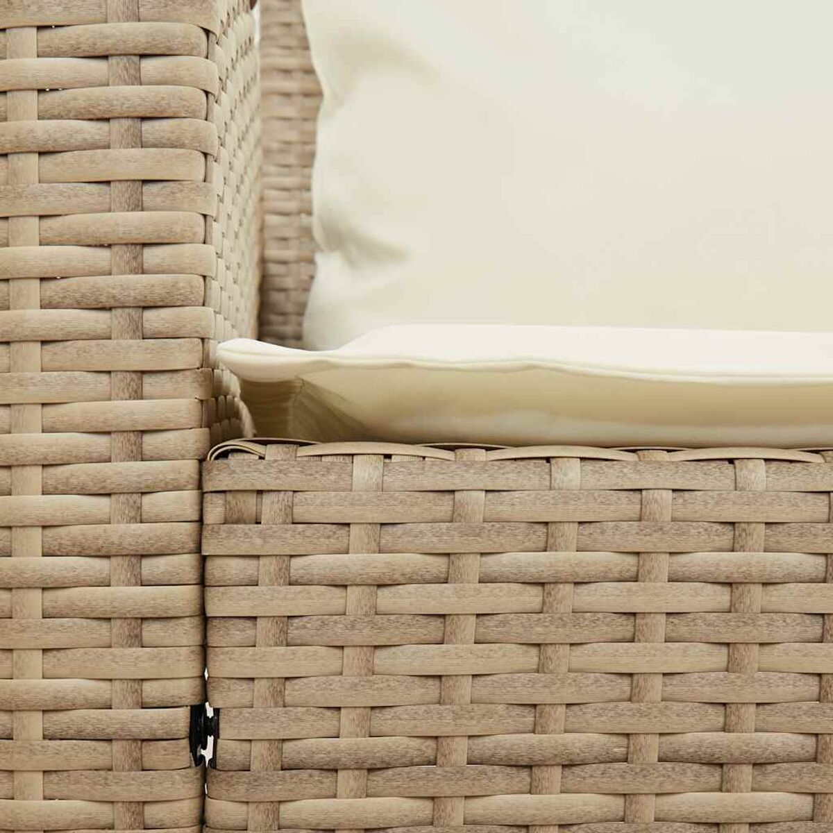 Primo piano di un divano in vimini beige con un cuscino color crema e trama intrecciata.