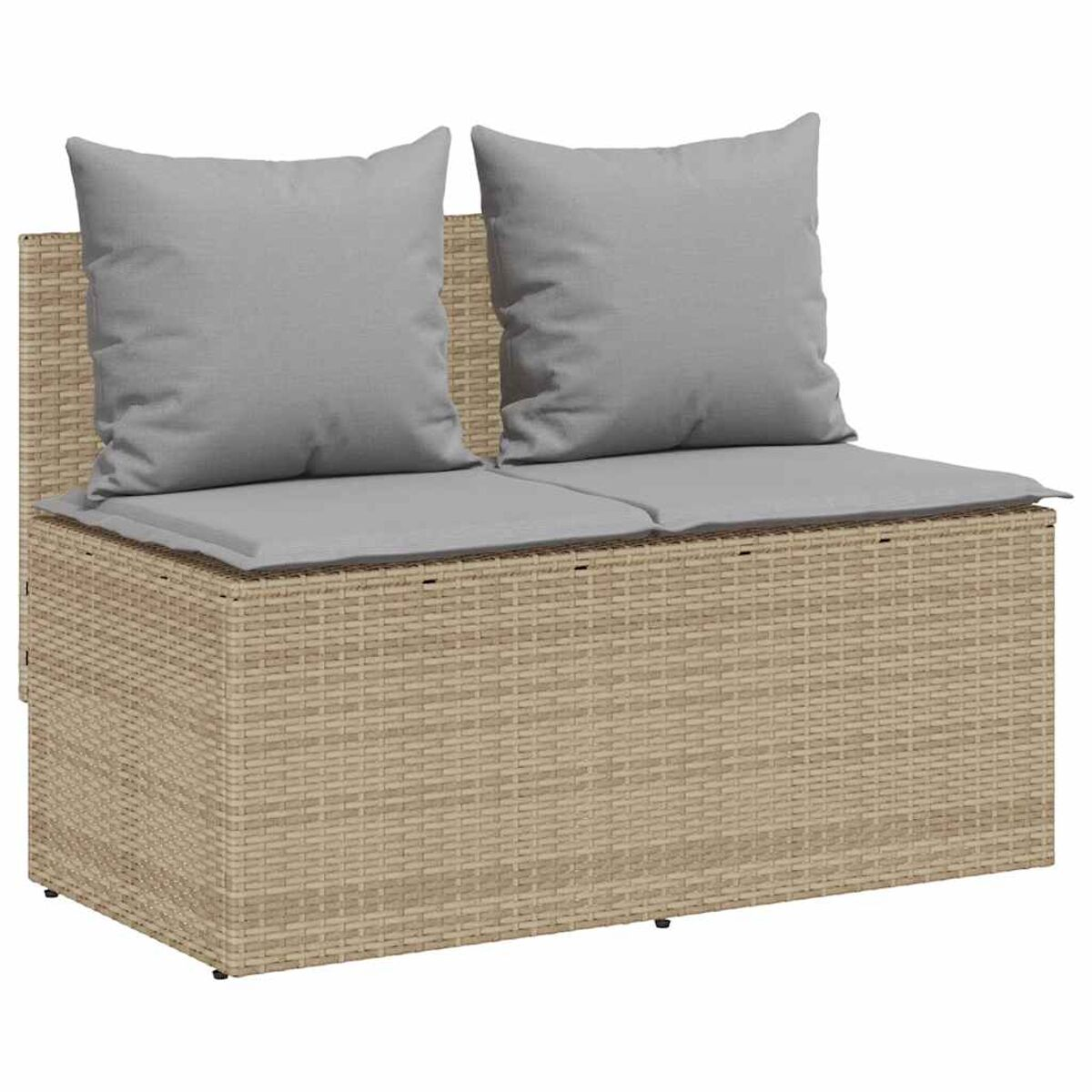 Rattansofa mit zwei grauen Kissen darauf.
