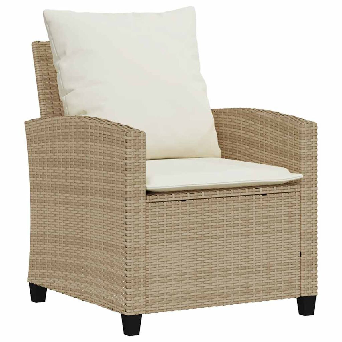 Sedia in vimini beige con cuscino e cuscino bianchi. Gambe nere. Isolato su sfondo bianco. Per uso esterno.