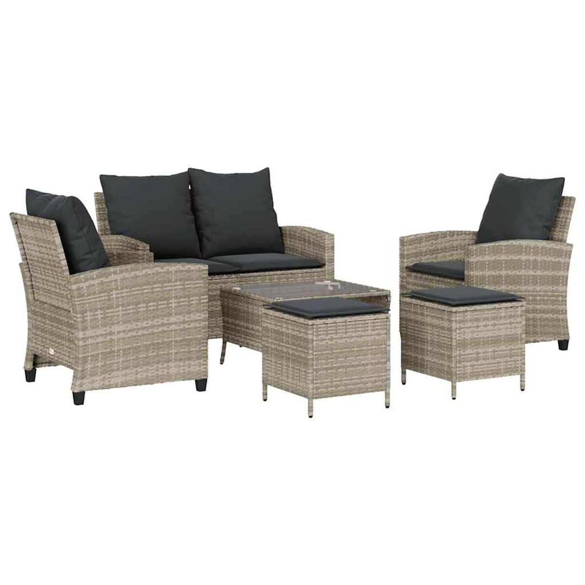 Un set di divani in rattan con cuscini grigio scuro e un tavolino con piano in vetro su sfondo bianco.