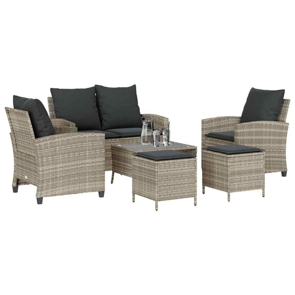 Un set di mobili da giardino in rattan con un divano, due poltrone, un tavolo e un pouf.