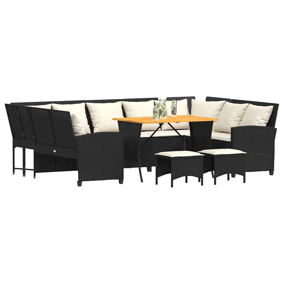 Schwarzes Outdoor-Geflechtmöbel-Set mit Tisch, Sofa und Stühlen. Weiße Kissen vorhanden.