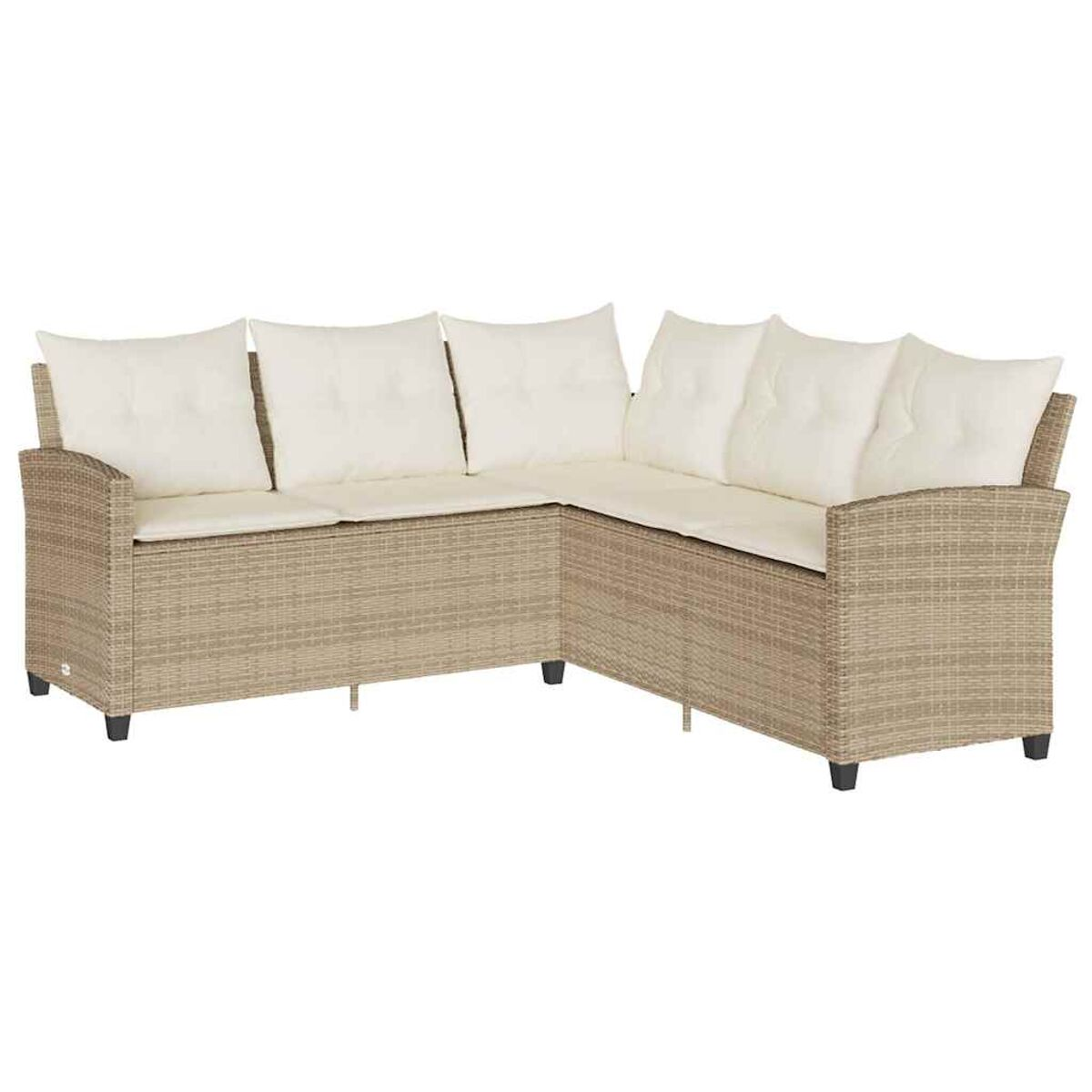 Divano angolare in rattan beige. Ha tre cuscini e due cuscini laterali. Su sfondo bianco.