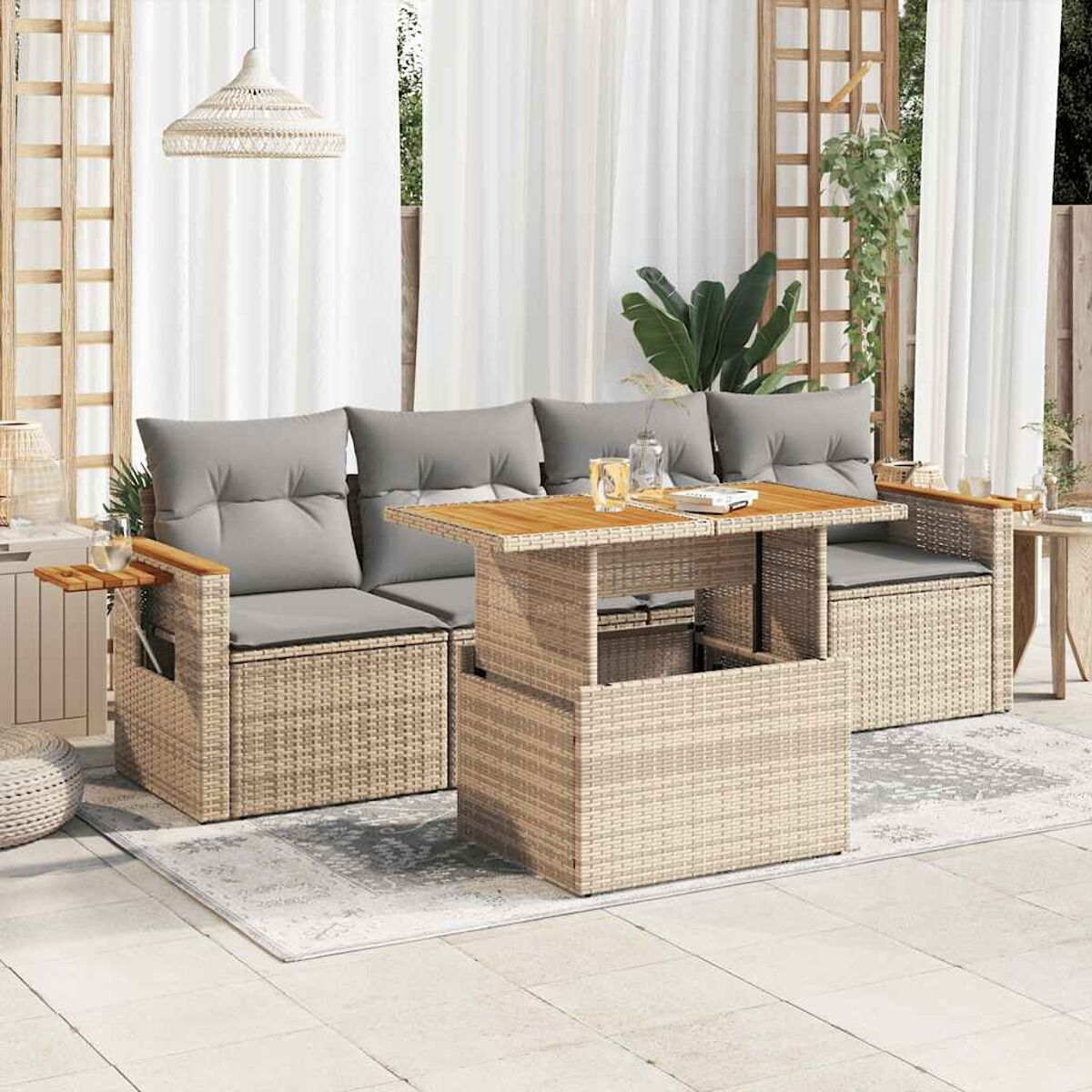 Set da patio esterno: divano, tavolo e sedie. Il tavolo ha il piano sollevabile.
