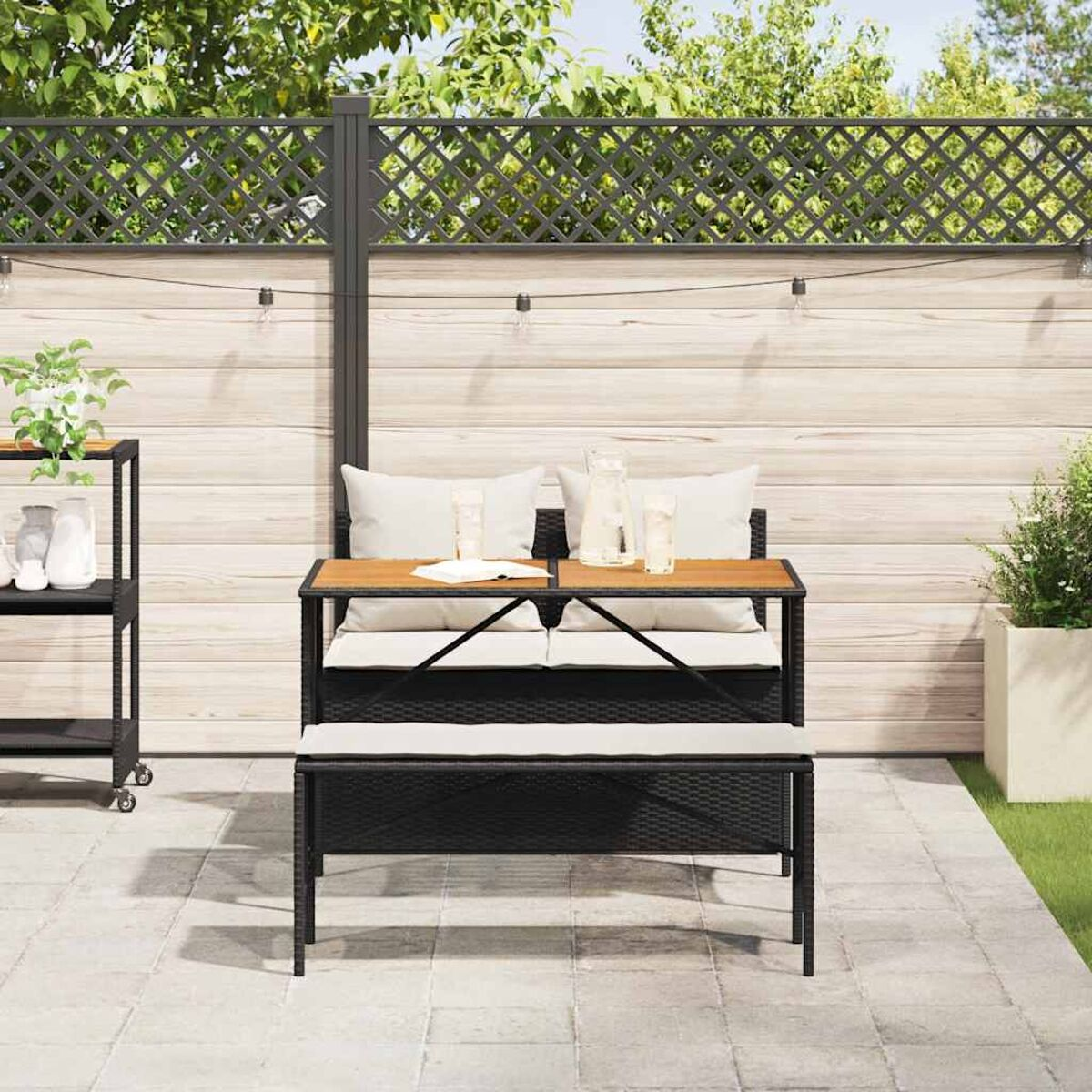 Set da patio esterno con panca, tavolo e sedie. Vimini nero con piano del tavolo in legno.
