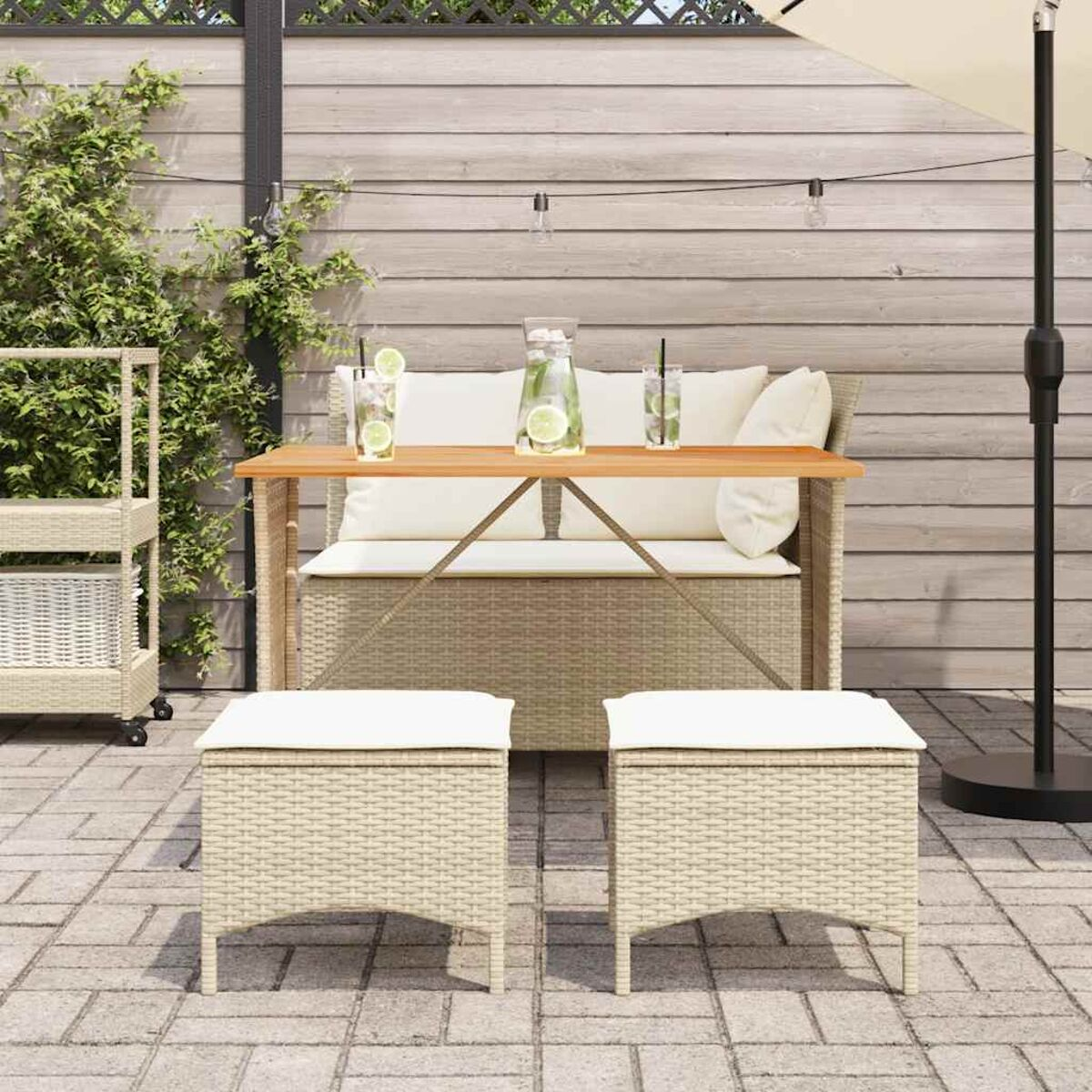 Szene im Freien mit Rattanmöbeln, Tisch, Getränken und Grün. Beige- und Weißtöne.