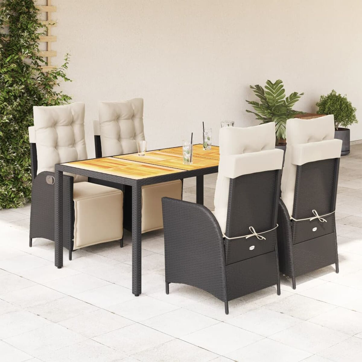 Essgruppe für den Außenbereich mit Tisch und Stühlen. Beige Kissen, schwarze Rahmen.