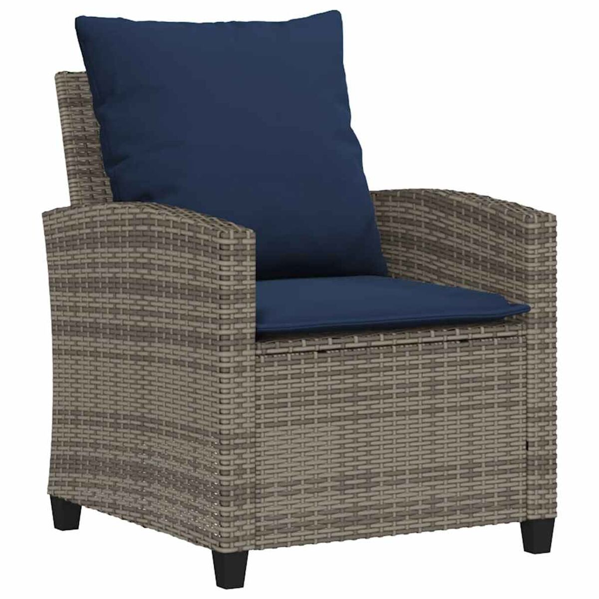 Sedia in vimini con cuscino blu. La sedia ha un aspetto grigio intrecciato e gambe nere.