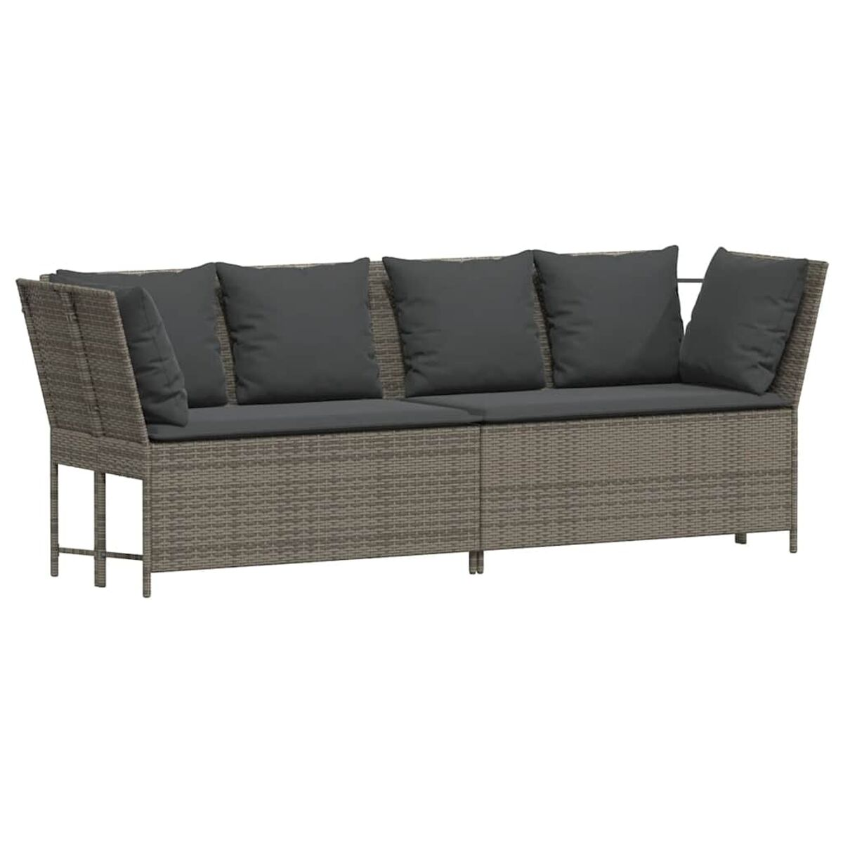 Ein graues Rattan-Outdoor-Sofa mit dunkelgrauen Kissen. Das Sofa hat eine hohe Rückenlehne und Armlehnen. Weißer Hintergrund.