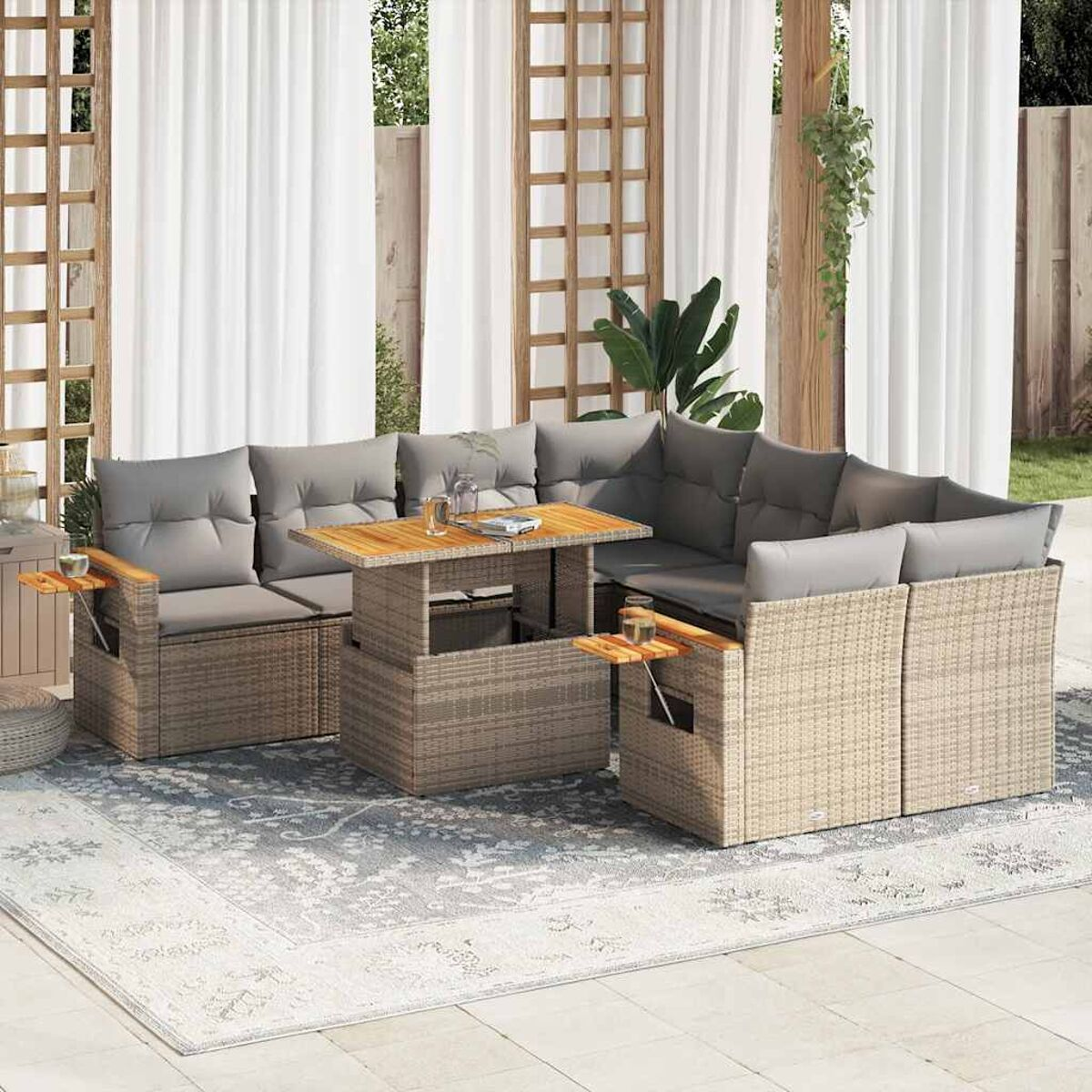 Set patio esterno con cuscini grigi e dettagli in legno. Scena soleggiata con tavolo e sedie.
