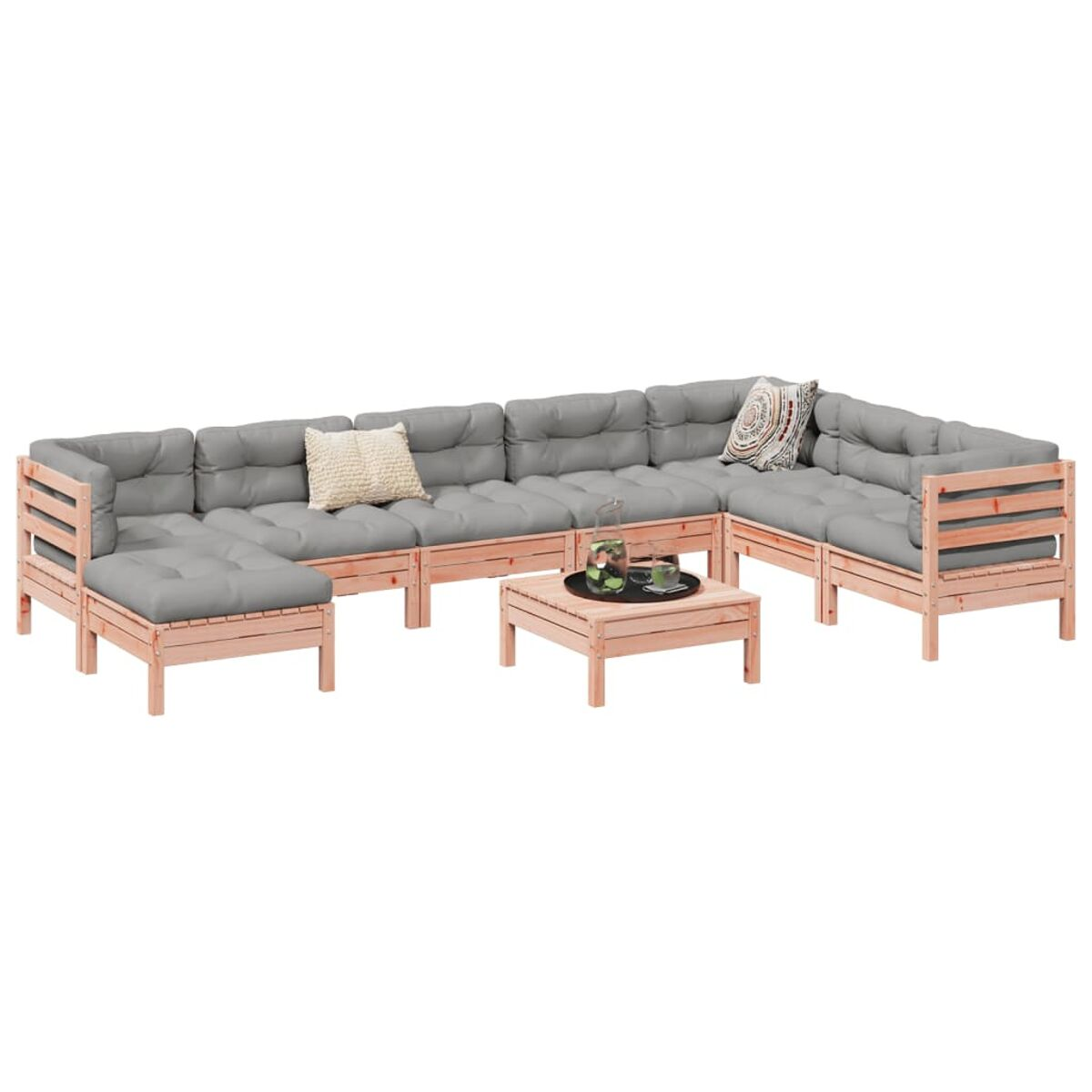 Gartensofa mit grauen Kissen und einem kleinen Holztisch.