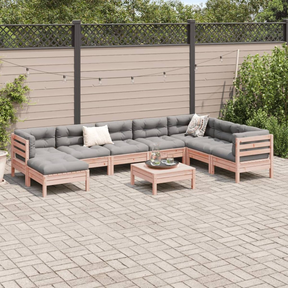 Terrassenmöbel-Set. Sofa, Tisch und Stühle mit Holzrahmen und grauen Kissen.