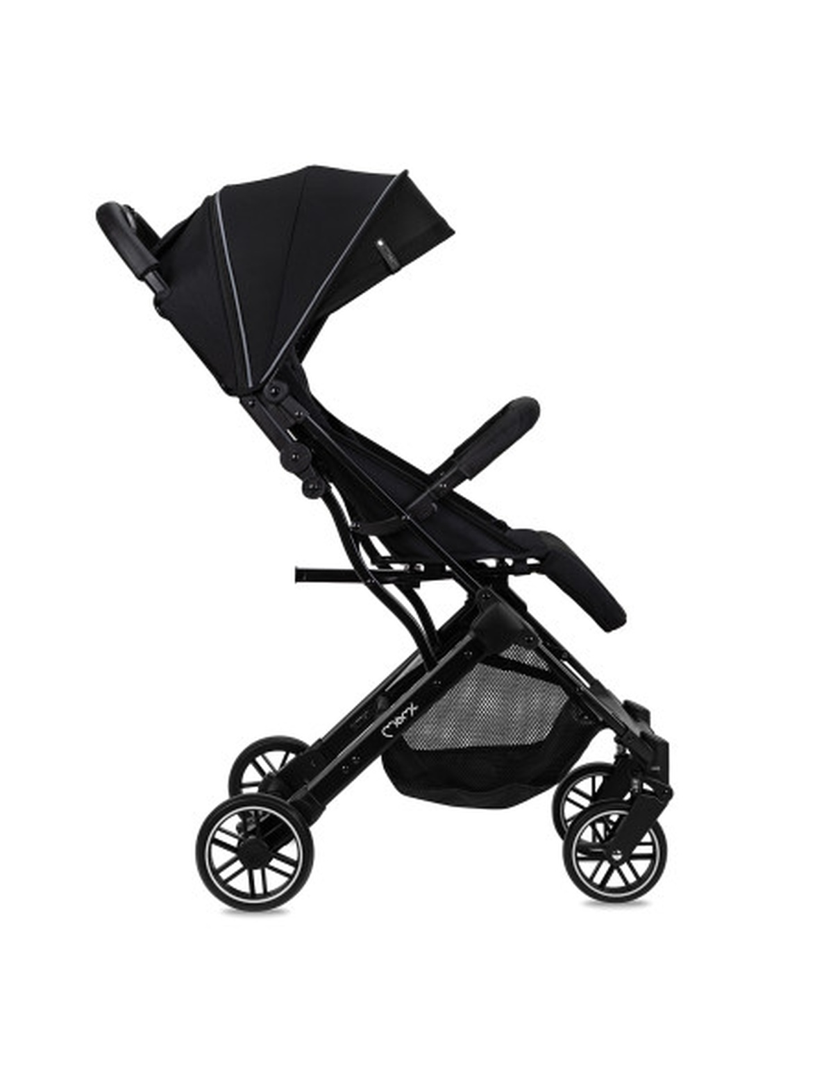 Schwarzer Kinderwagen auf weißem Hintergrund. Der Kinderwagen ist zusammengeklappt und abgewinkelt.
