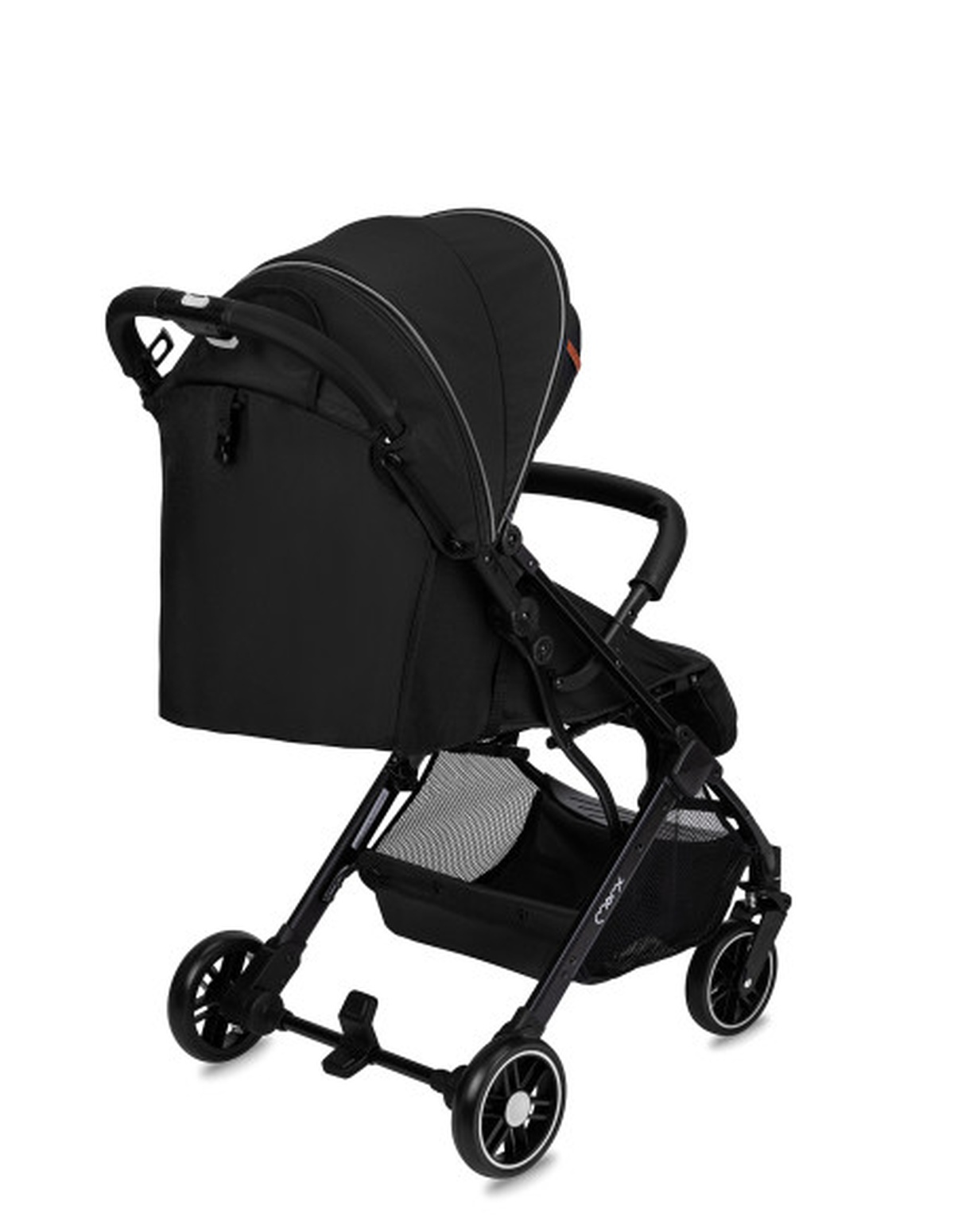 Schwarzer Kinderwagen auf weißem Hintergrund. Er hat ein schwarzes Verdeck und einen Korb.