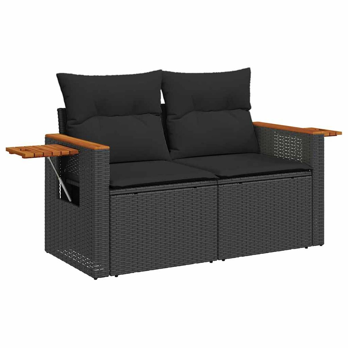 Graues Rattan-Sofa mit zwei Sitzen, schwarzen Kissen und Holzarmlehnen mit Beistelltischen.