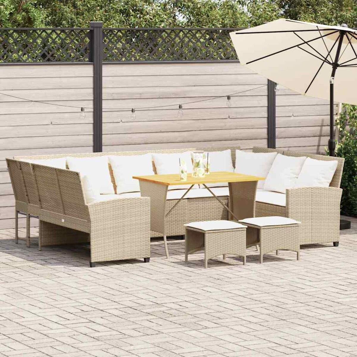Set patio esterno con mobili beige, un tavolo e un ombrellone.