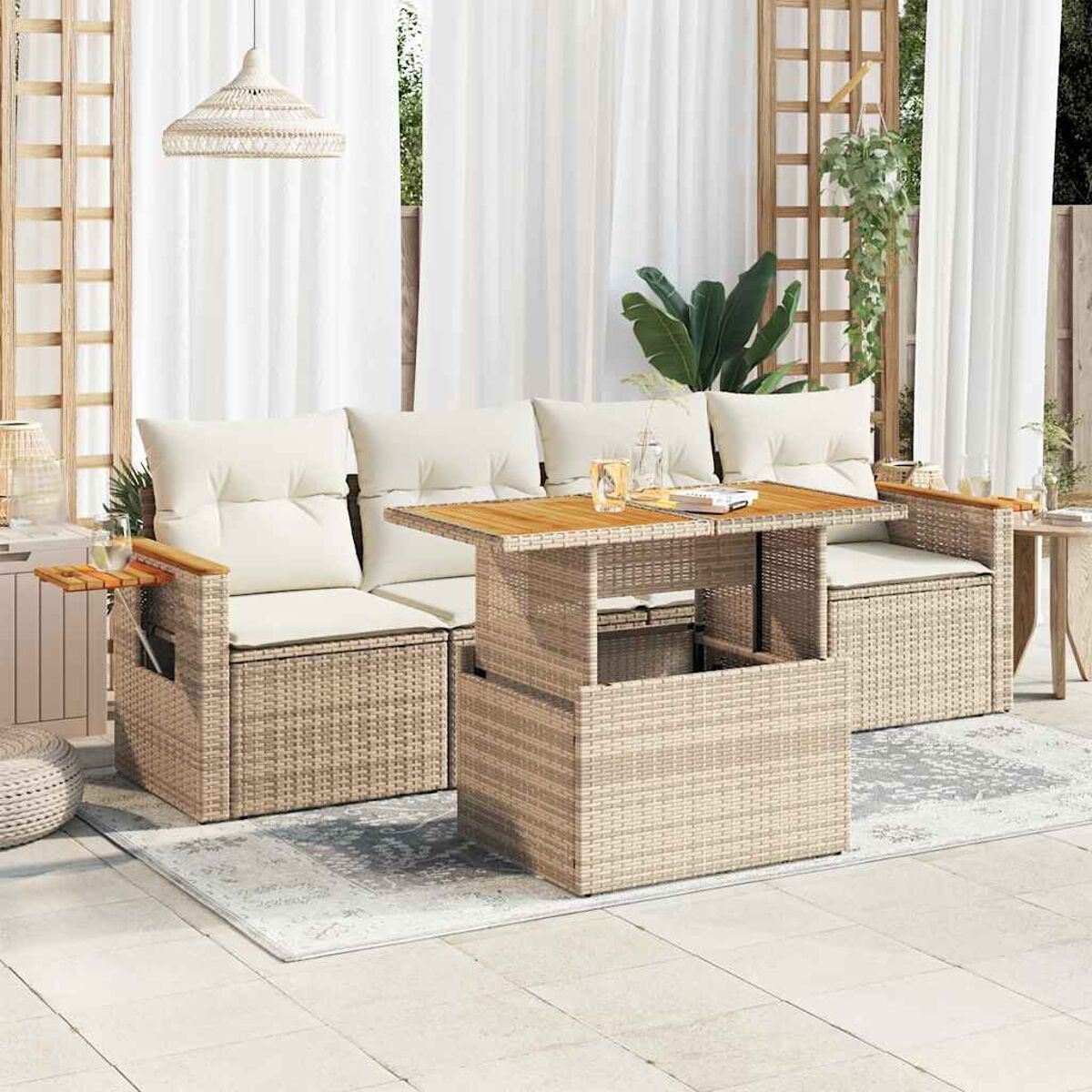 Set da patio esterno con divano, due poltrone e tavolino. Design beige intrecciato.