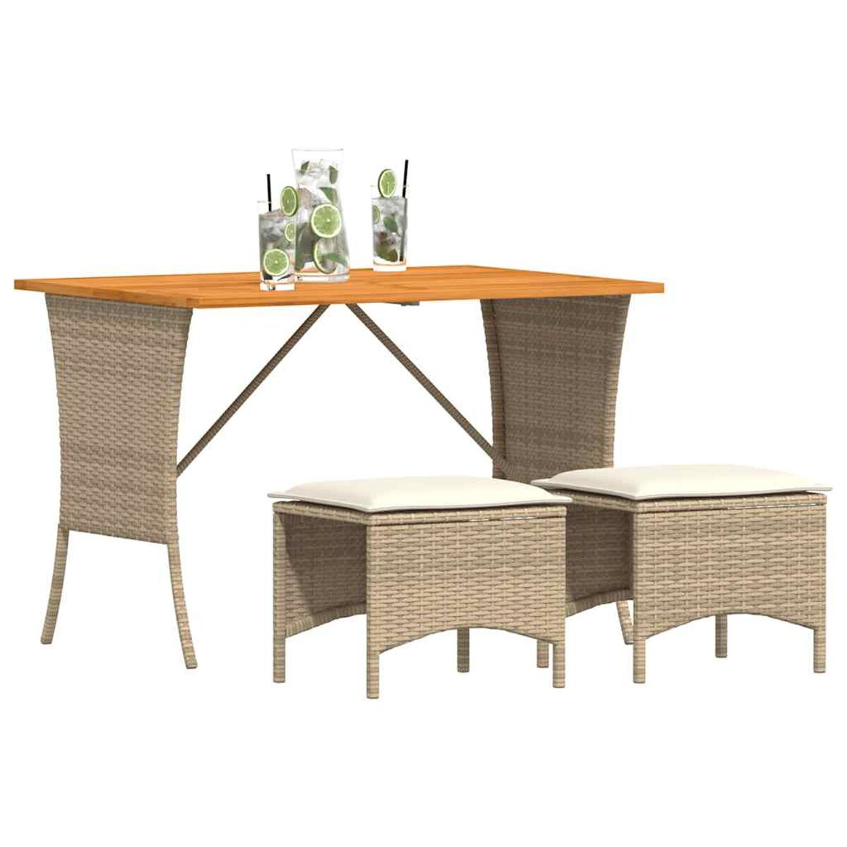 Set da pranzo esterno con tavolo in legno, sedie in rattan e bevande al lime.
