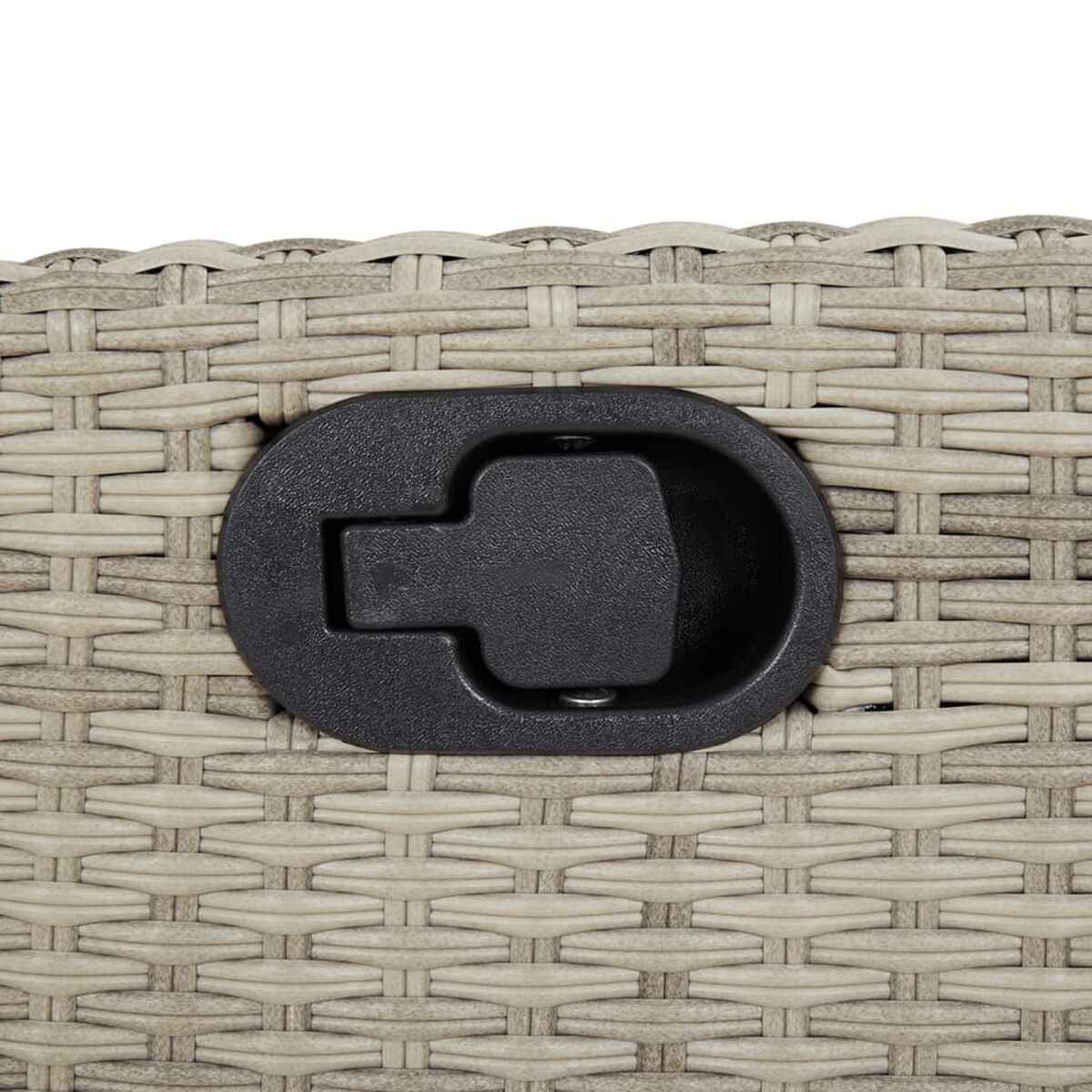 Primo piano di una maniglia nera su un oggetto in vimini beige, che mostra la trama intrecciata.