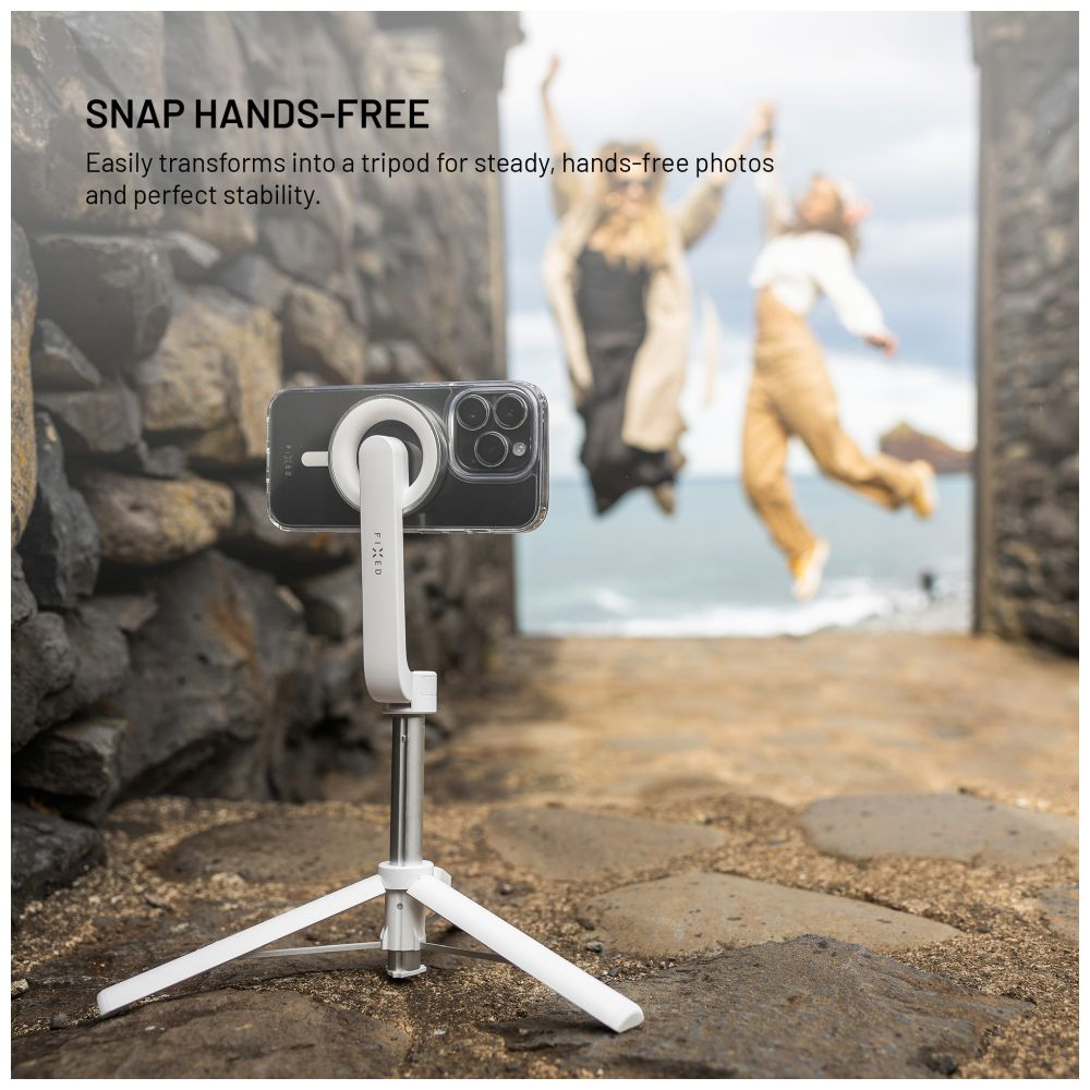 Ein Telefon auf einem Stativ, zwei springende Personen im Hintergrund. Text: Snap hands-free.