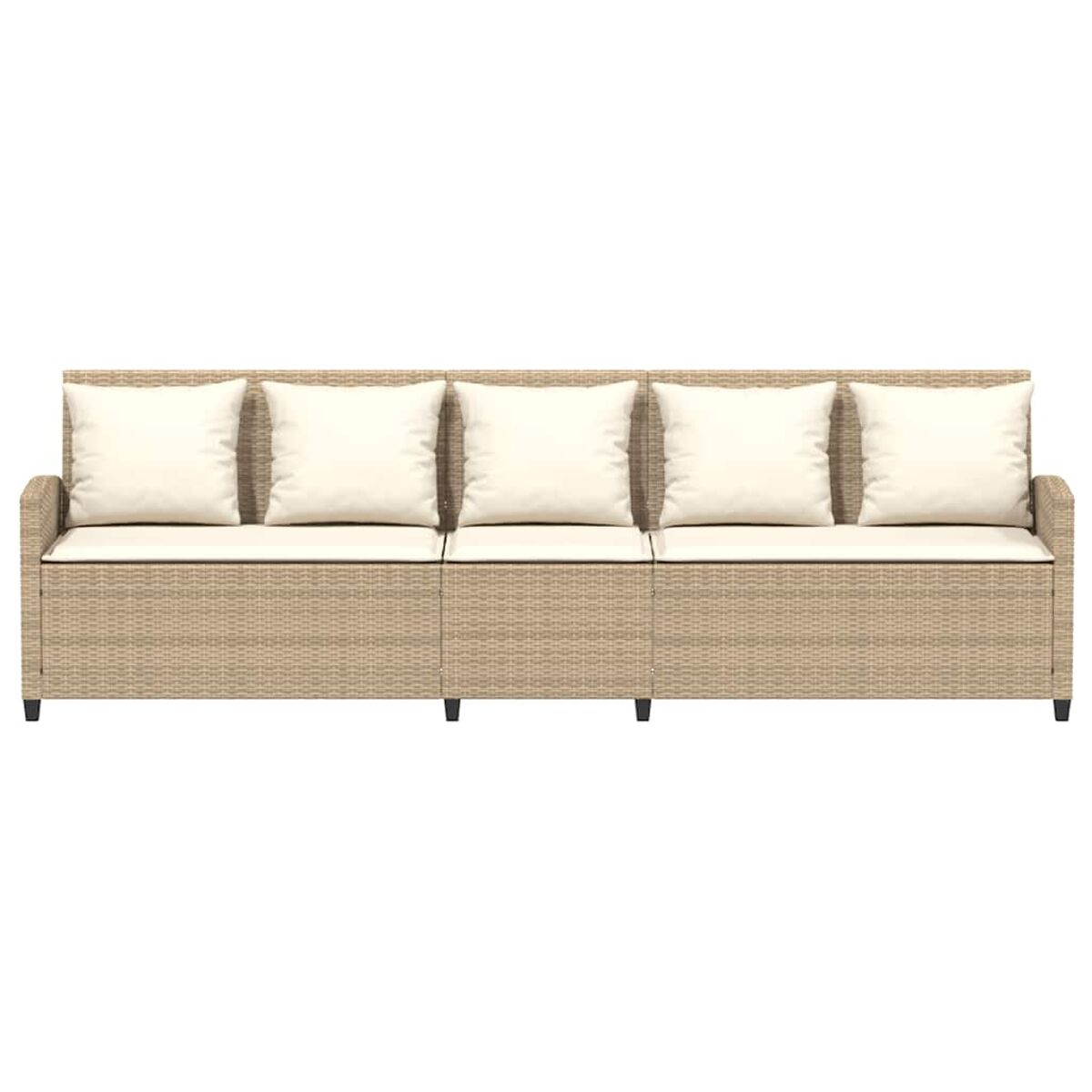 Un divano in vimini beige con quattro cuscini color crema su sfondo bianco.
