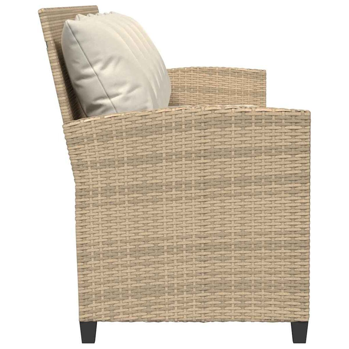 Vista laterale di una poltrona in vimini beige chiaro con cuscino bianco e gambe nere su sfondo bianco.