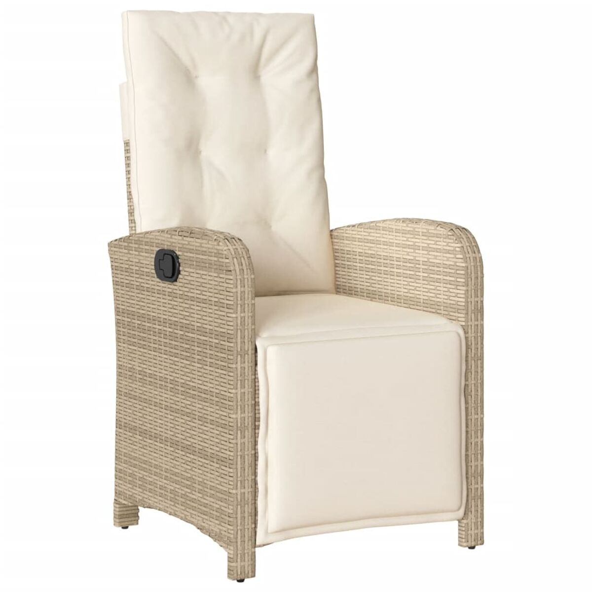 Sedia in rattan con schienale alto e cuscino color crema. La sedia è reclinata.