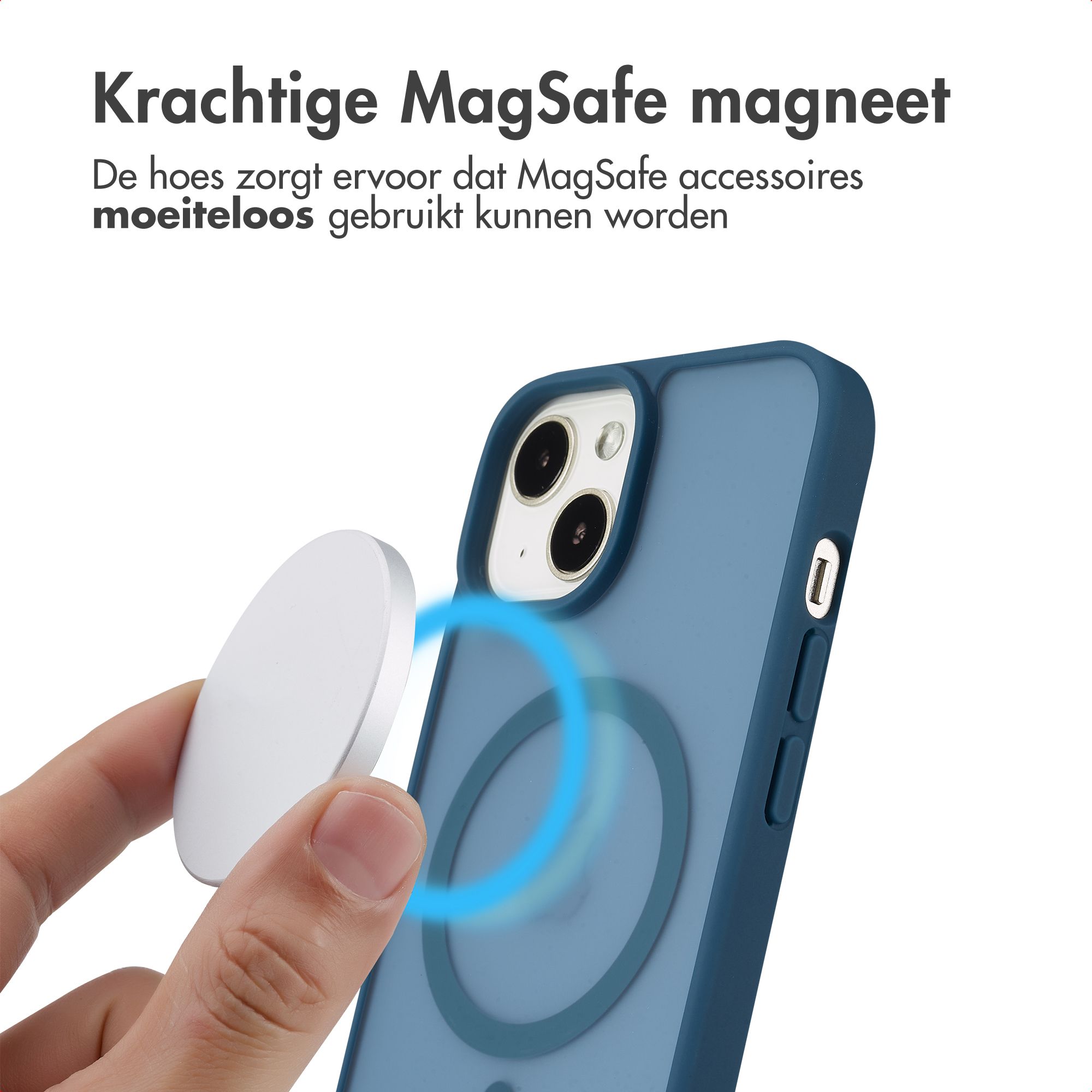Een hand houdt een witte schijf vast bij een blauwe telefoonhoes. Een blauwe cirkel omringt.