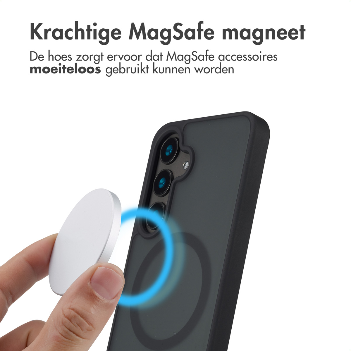 Une main tenant une coque de téléphone avec un aimant circulaire, près d'un chargeur magnétique blanc.