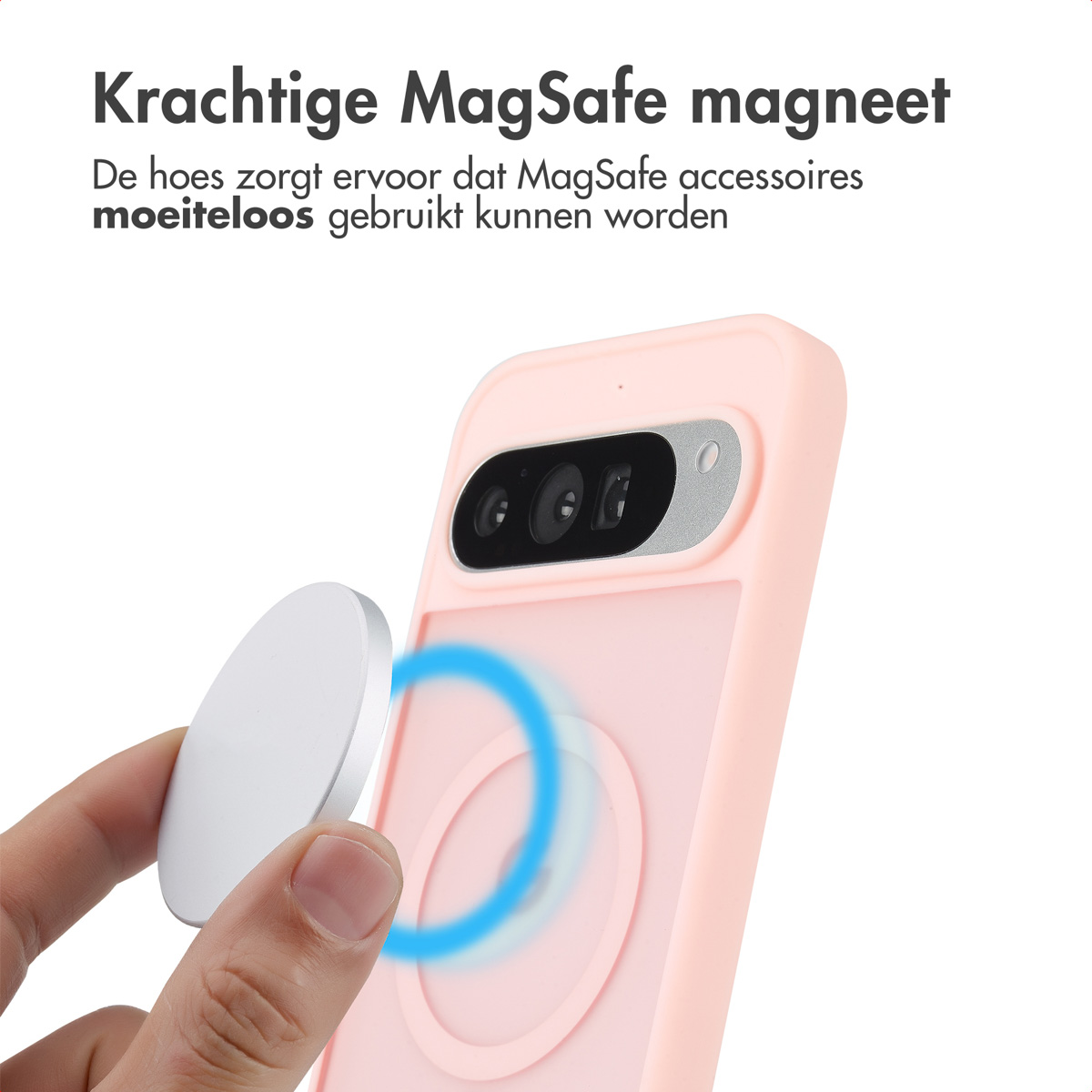 Een hand houdt een roze telefoonhoes met een zilveren cirkel vast. Een zilveren magnetische schijf ligt in de buurt.