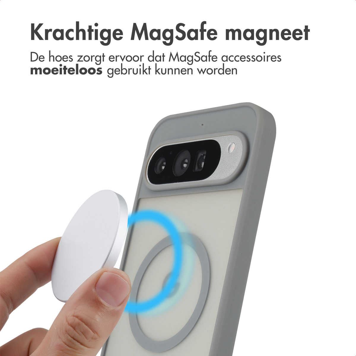 Main tenant un accessoire MagSafe près d'un téléphone dans un étui gris.