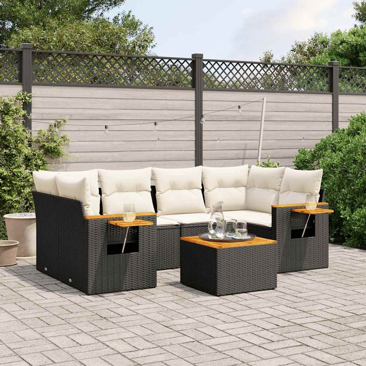 Set di mobili da patio: divano, due poltrone e un tavolo con piano in legno. Colore nero.