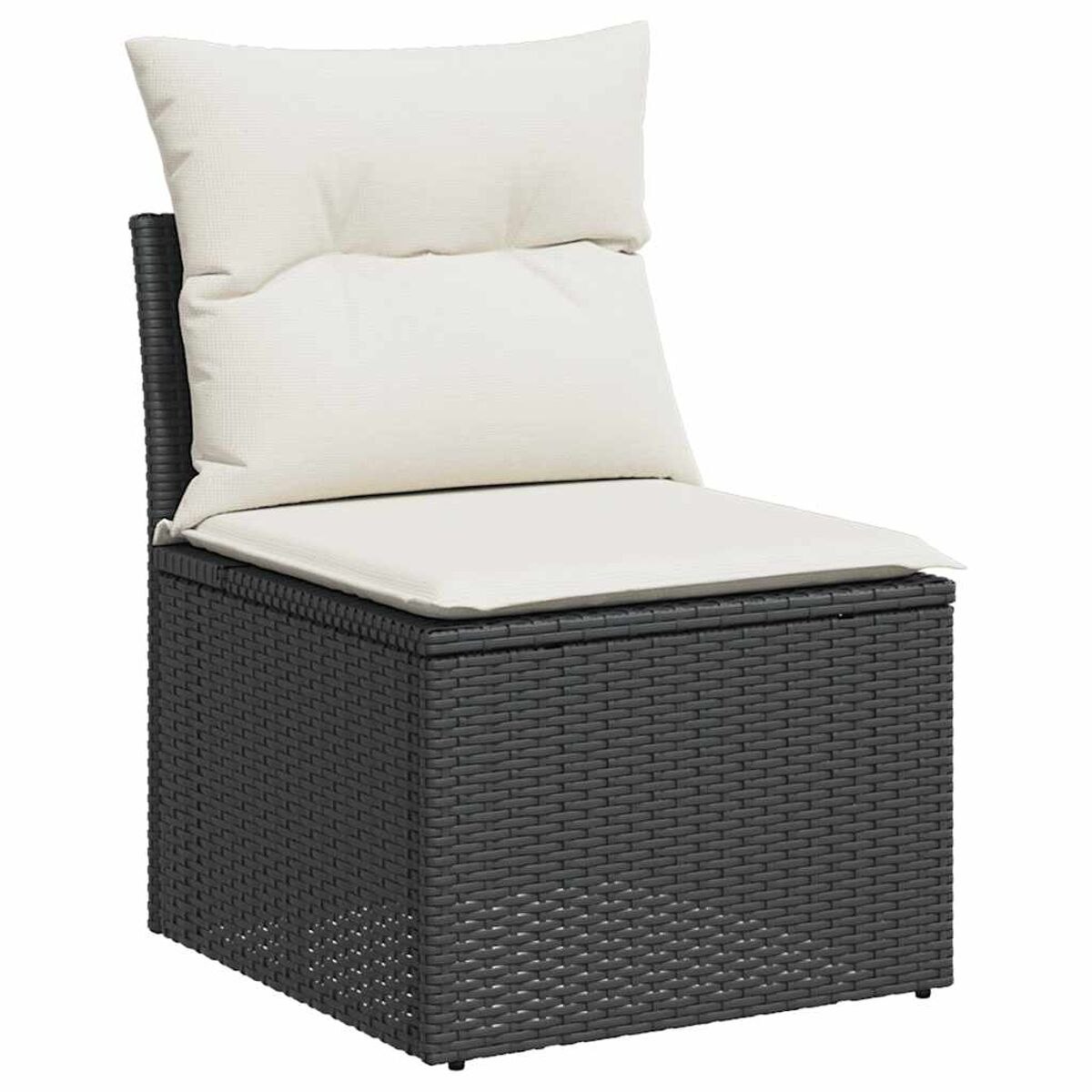 Sedia in rattan nera con cuscino bianco. Il cuscino è sul sedile e sullo schienale.