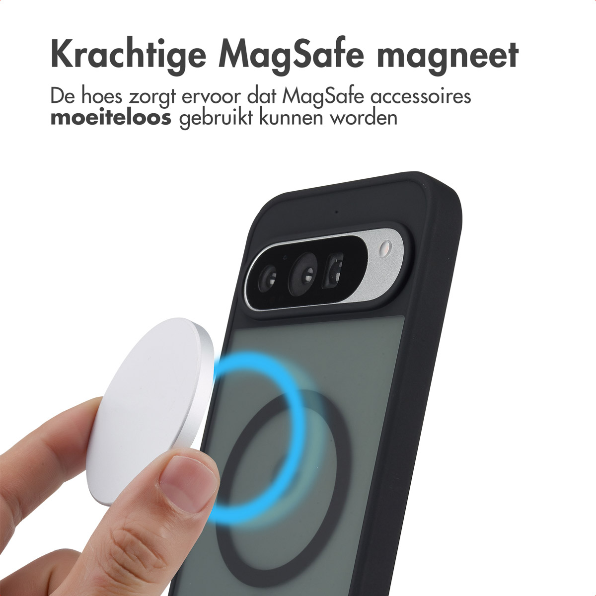Main tenant un accessoire magnétique blanc près d'une coque de téléphone noire. Anneau magnétique bleu visible.