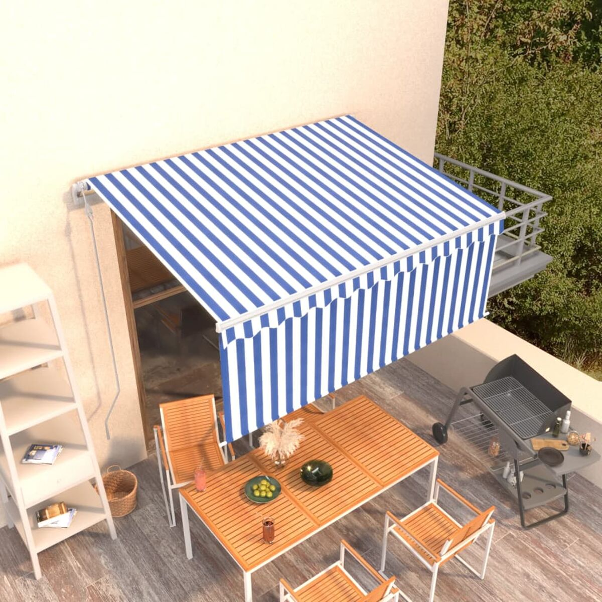 Balcone con tenda a strisce blu e bianca, tavolo, sedie e grill.