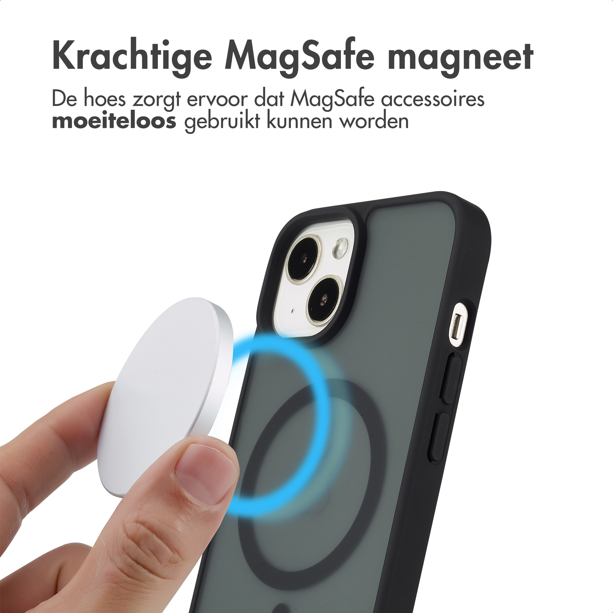 Hand die een zwarte telefoon met MagSafe en een zilveren accessoire vasthoudt, met een blauwe magnetische ring.