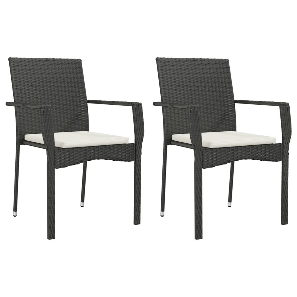Zwei schwarze Rattan-Stühle mit Armlehnen und weißen Kissen auf weißem Hintergrund.