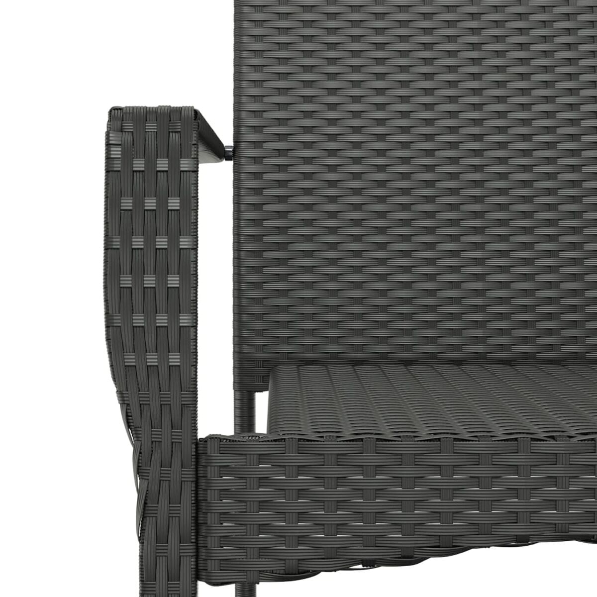 Nahaufnahme der gewebten Armlehne eines dunkelgrauen Outdoor-Sofas.