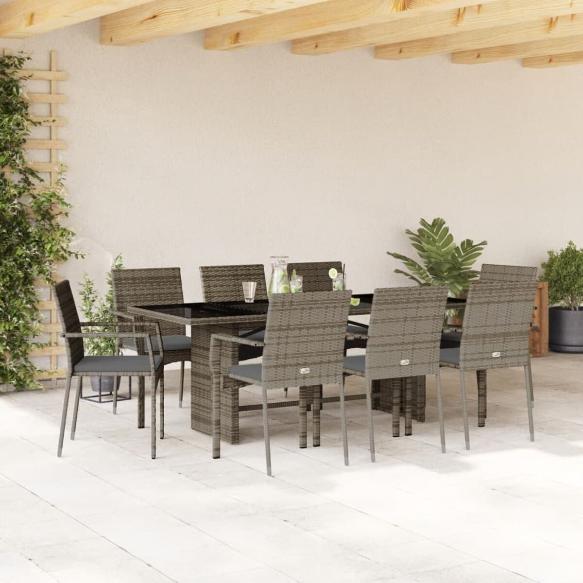 Set da pranzo all'aperto con tavolo scuro, sedie e patio in pietra.